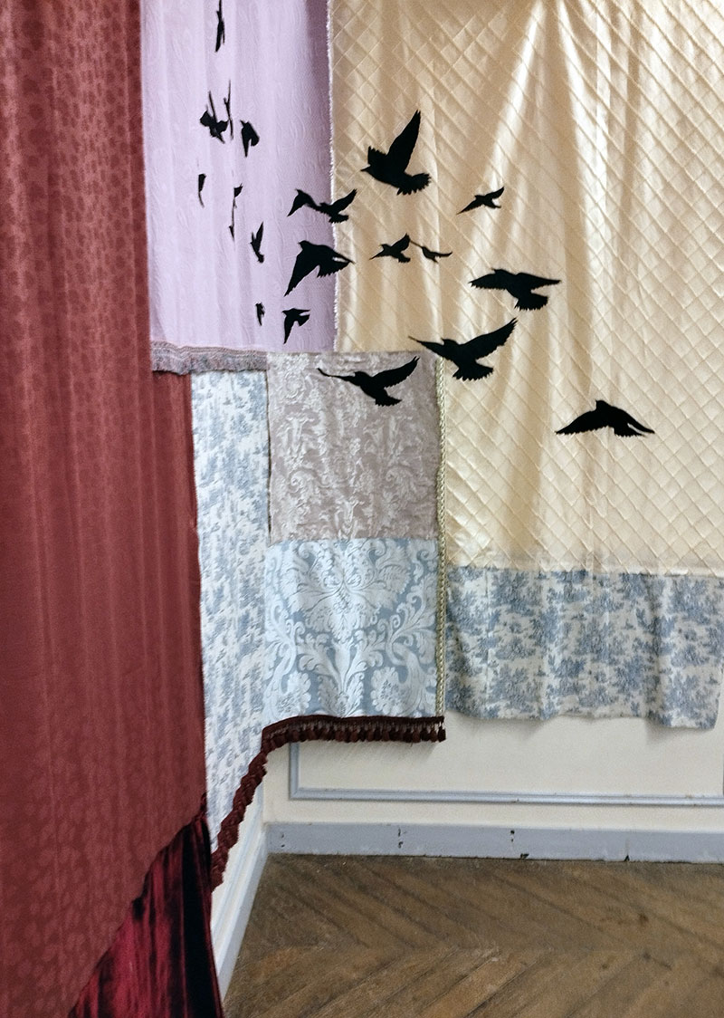 Les oiseaux, Les ombres derrière les rideaux