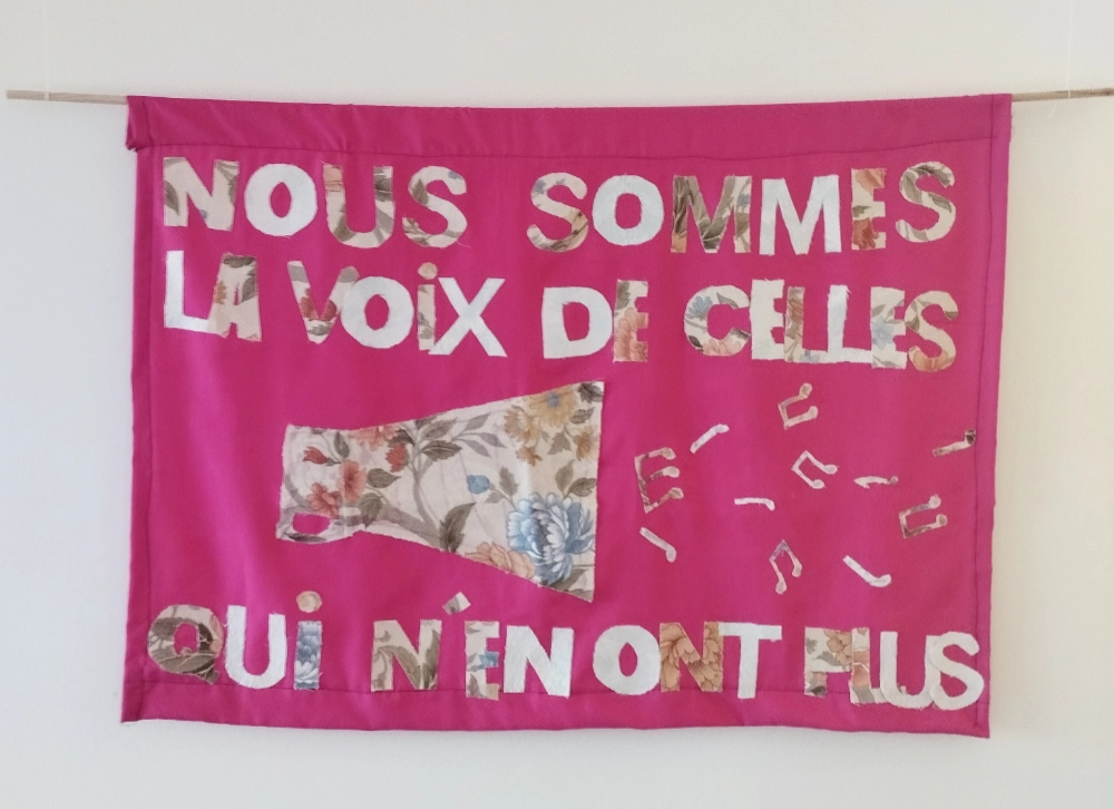 Travail de collage et broderie sur tissu