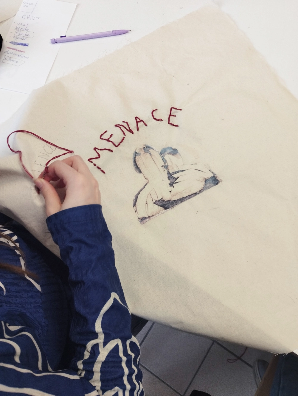 Travail de collage et broderie sur tissu