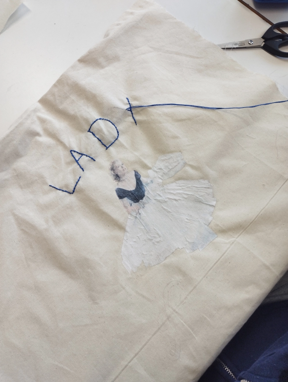 Travail de collage et broderie sur tissu