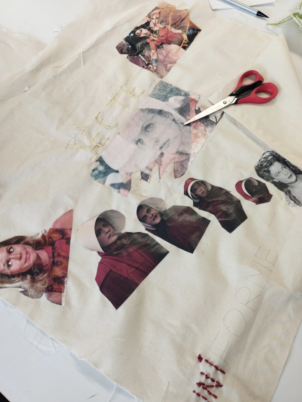 Travail de collage et broderie sur tissu